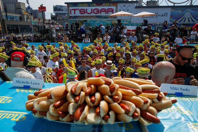 71 hot dogs in 10 minutes for winner of the World Championship sausage scrap