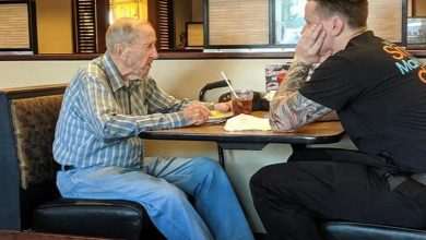 Young waiter joins lonely veteran (91) and endears Facebook