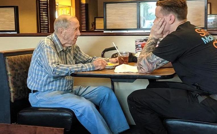 Young waiter joins lonely veteran (91) and endears Facebook