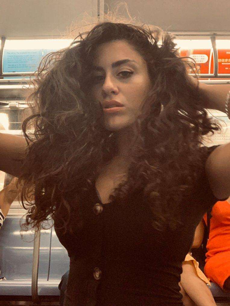 Jessica George, was nicknamed ‘Subway Bae’ squirmed herself in all kinds of sexy poses to take the perfect selfie.