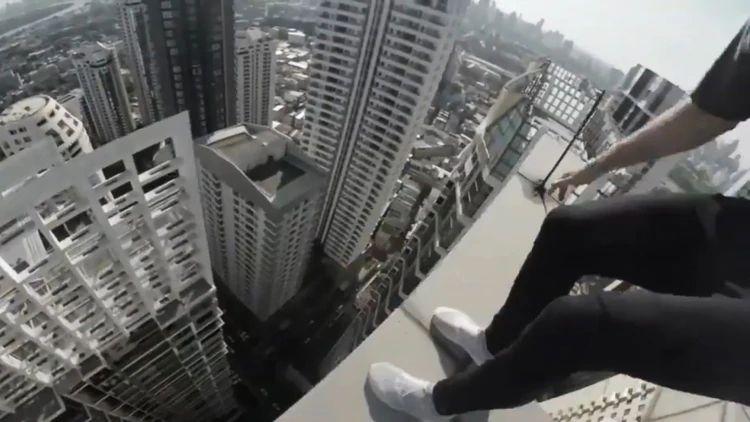 Terrifying: junkie jumps from beam to beam on top of skyscraper