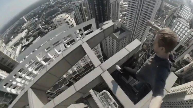 Terrifying: junkie jumps from beam to beam on top of skyscraper