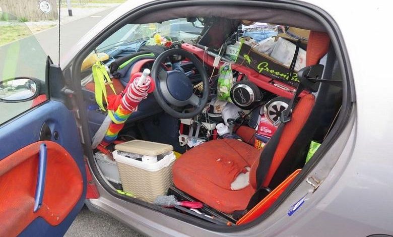 Overpacking! German police put overloaded Smart aside