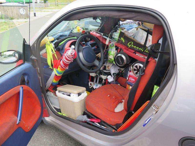 Overpacking! German police put overloaded Smart aside