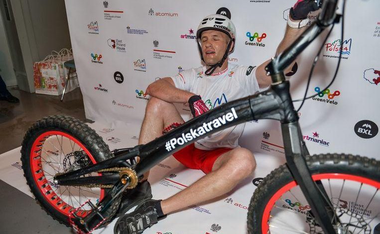 Extreme cyclist breaks record on 37 floors of hotel in Berlin