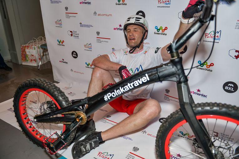 Extreme cyclist breaks record on 37 floors of hotel in Berlin