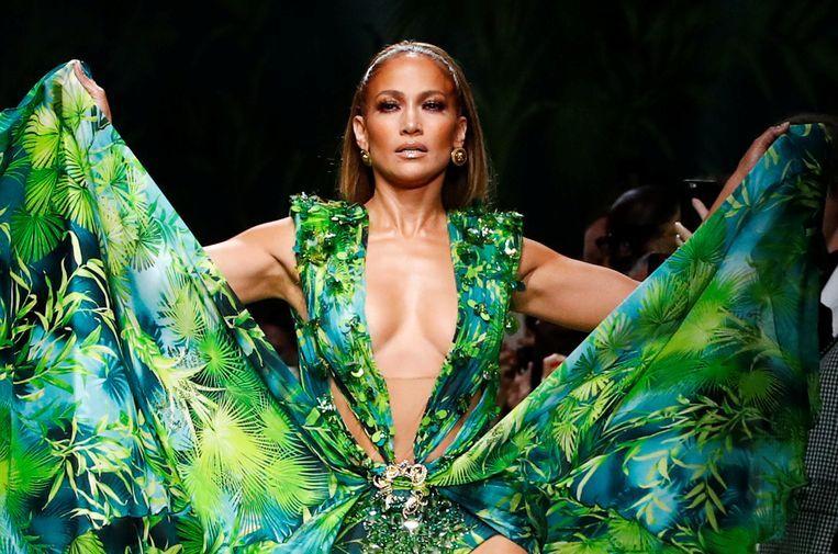 Jennifer Lopez closes Versace show in iconic green dress
