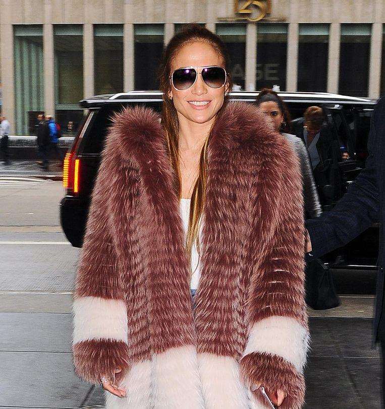 Jennifer Lopez booed on red carpet: “You have blood on your hands!”