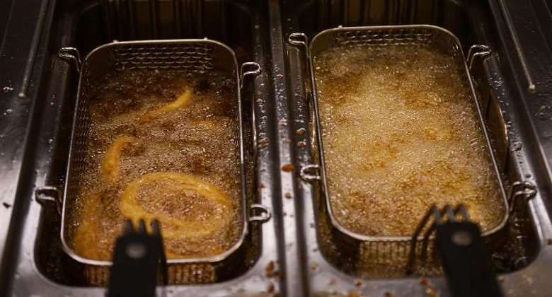 Manageress fryer throws glowing hot frying oil at robbers