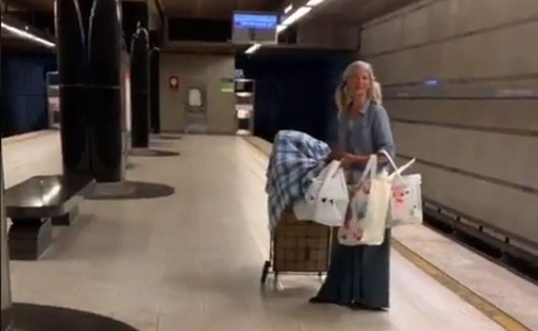 Homeless woman suddenly starts singing in the metro in Los Angeles and goes viral