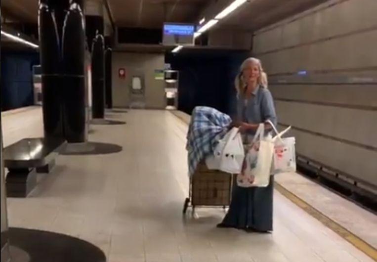 Homeless woman suddenly starts singing in the metro in Los Angeles and goes viral