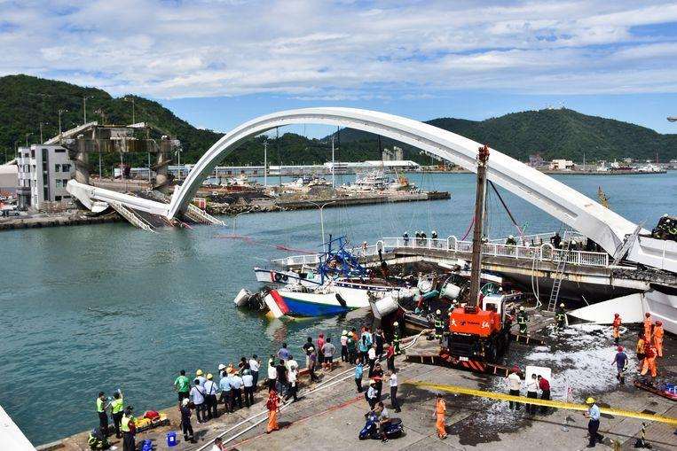 Spectacular images: bridge in Taiwan collapses, tank truck collapses deeper 