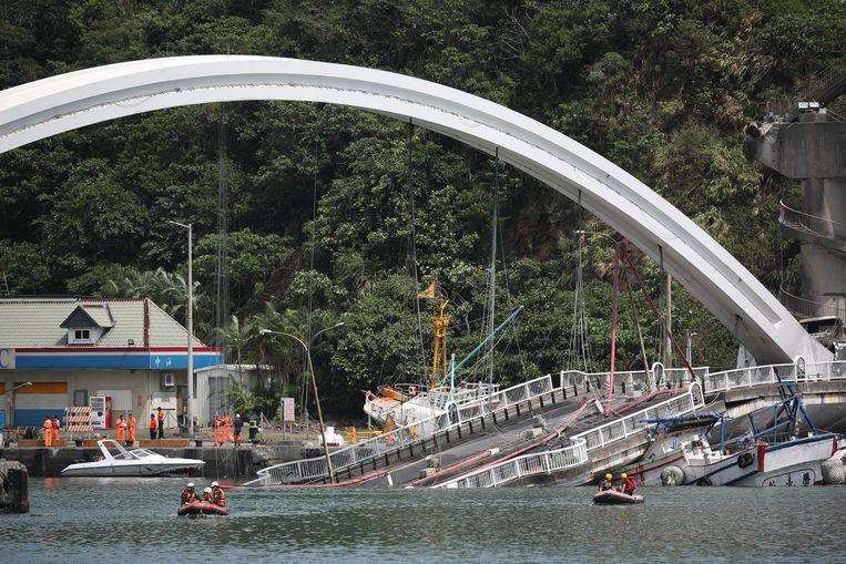 Spectacular images: bridge in Taiwan collapses, tank truck collapses deeper 