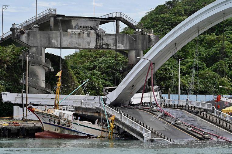 Spectacular images: bridge in Taiwan collapses, tank truck collapses deeper 