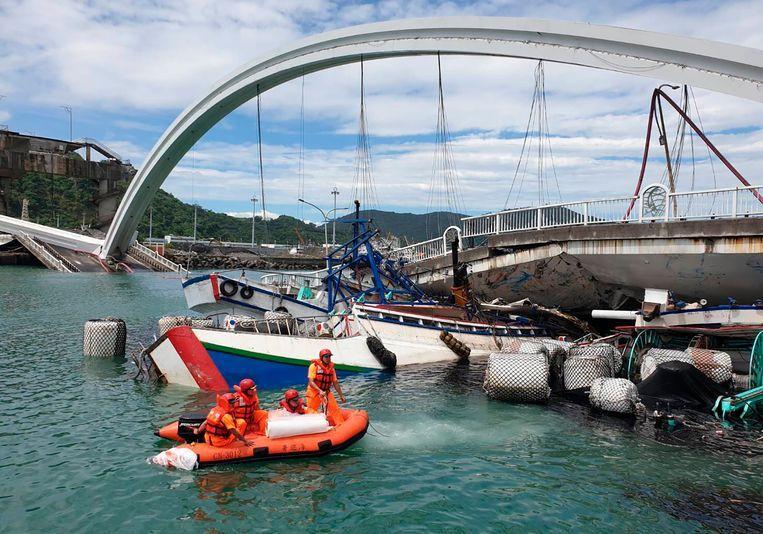 Spectacular images: bridge in Taiwan collapses, tank truck collapses deeper 