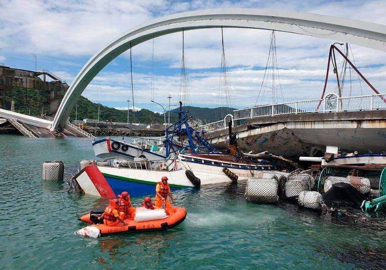 Spectacular images: bridge in Taiwan collapses, tank truck collapses deeper 