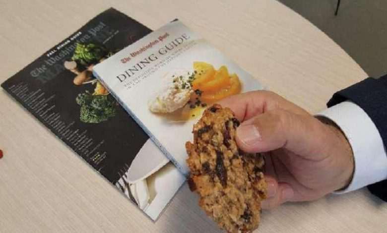 Wife discovers that husband cheats on photo at restaurant review