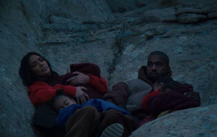 Kanye West with the whole family in new video clip