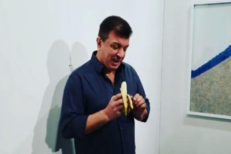 “Hungry artist” eats $150,000 banana during an art fair