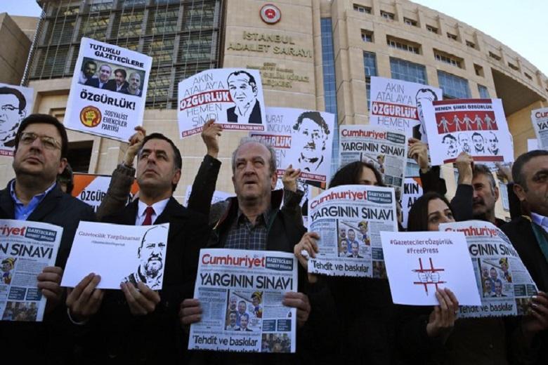 250 journalists in prison worldwide, mainly in China and Turkey