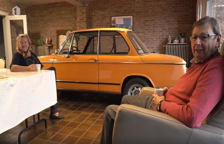 Couple drives oldtimer into living room, look on it instead of TV