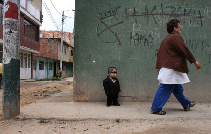 Photo was taken in 2010 by Edward Nino Hernandez, who now bears the title for the shortest mobile man in the world
