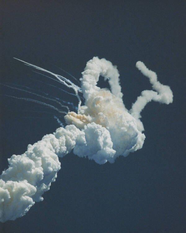 But after 73 seconds, barely 18 kilometers above the earth, the space shuttle suddenly burst.
