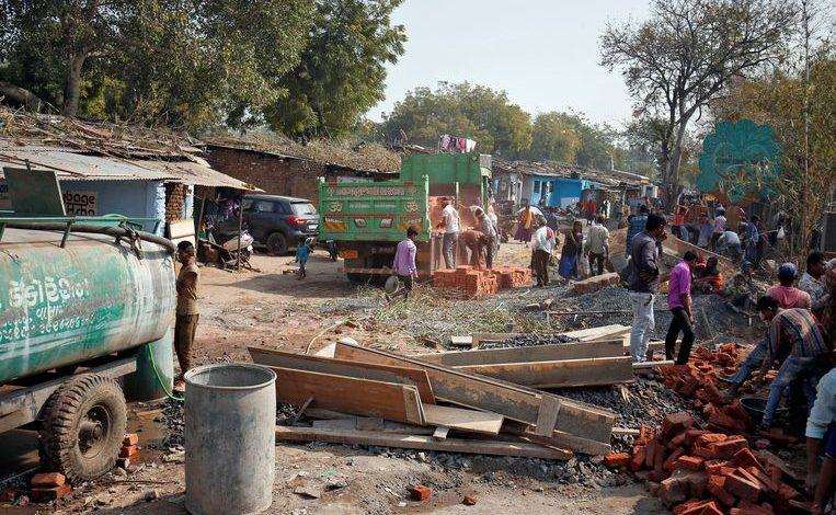 India build wall along slum to look as beautiful as possible for Trump’s visit