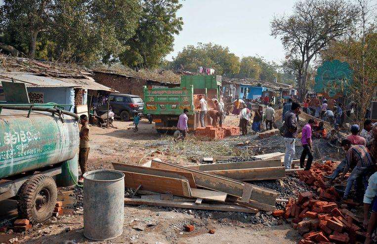 India build wall along slum to look as beautiful as possible for Trump’s visit