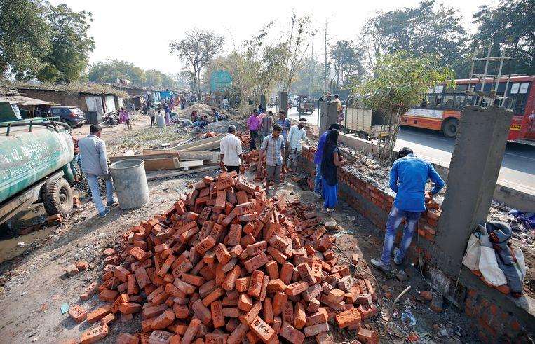 India build wall along slum to look as beautiful as possible for Trump’s visit