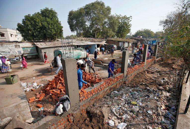 India build wall along slum to look as beautiful as possible for Trump’s visit