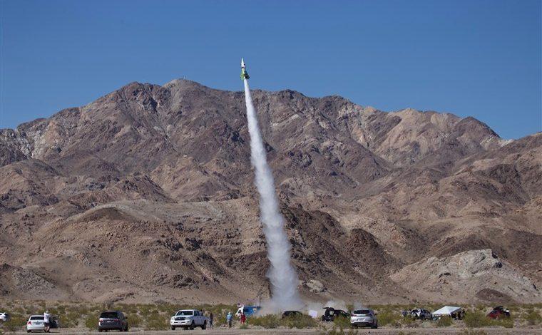 To prove that earth is flat, “Mad” Mike Hughes launches himself with self-made rocket
