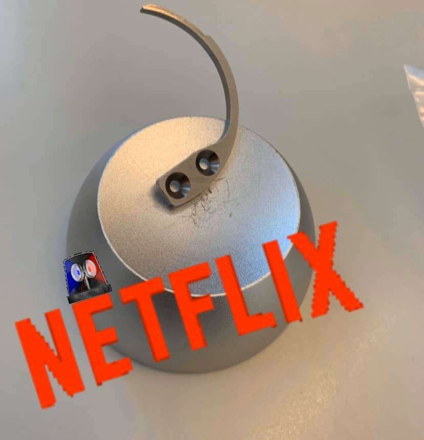 Girls practiced thieves trick they see on Netflix series but ran into lamp