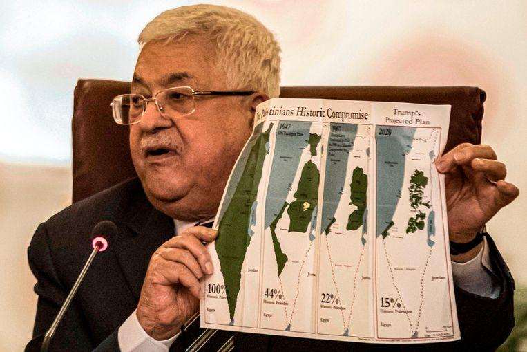 Palestinian President Mahmoud Abbas shows maps of historic Palestine, the UN distribution plan from 1947, the borders between 1948 and 1967, and the current situation.