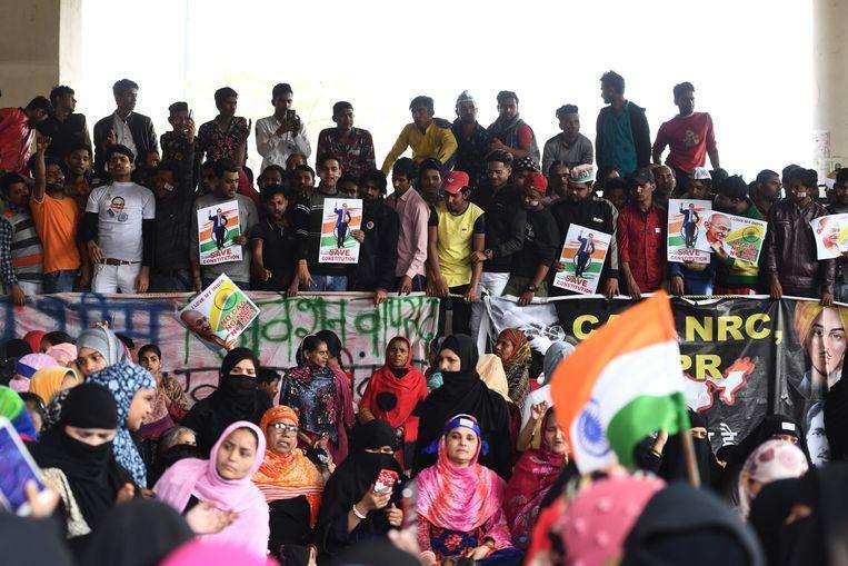 In New Delhi, there was another riot between supporters and opponents on Sunday and Monday.