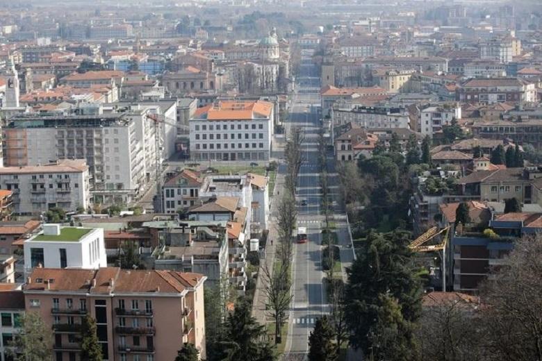 Italian Bergamo turns into ghost town: a funeral every half hour