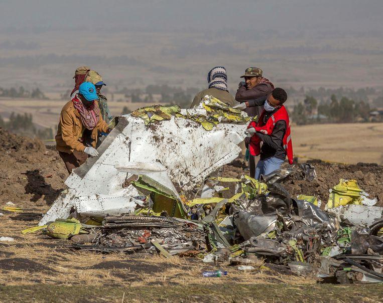 Rescue workers at the wreck of the Boeing 737 MAX that crashed near capital Addis Ababa of Ethiopia. (11/03/2019)