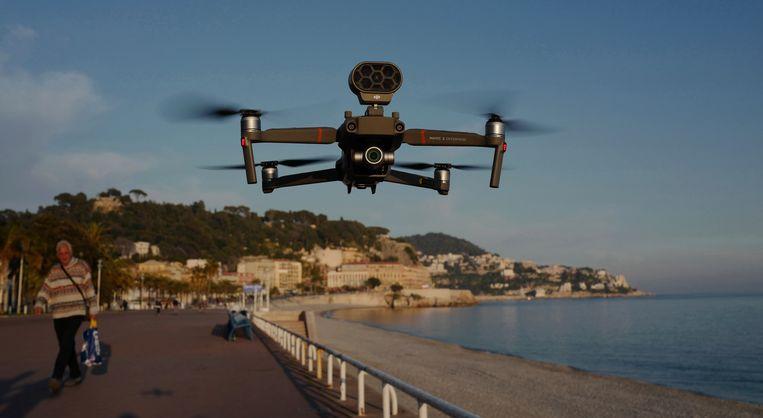 The drone flies above the Promenade des Anglais.