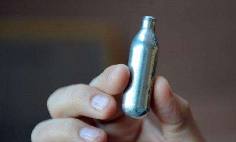 Laughing gas lough-out life from chess champion (27) and his girlfriend