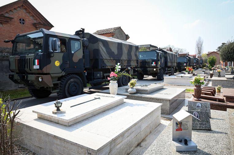 The morgues in the vast area of Bergamo are overcrowded. Army trucks containing the corona victims' coffins are to divert to crematoriums outside Lombardy, such as here at a cemetery in Ferrara in the less severely affected region of Emilia-Romagna. After the cremation, the urns go to the relatives in Lombardy.