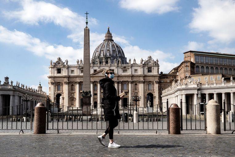 A passer-by with a mask on Sunday passed the deserted St. Peter's Square in Vatican City (Rome). The Pope now gives his weekly sermon via the Internet.