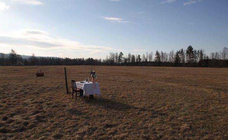 Corona resistant restaurant: has one seat, food serve via rope