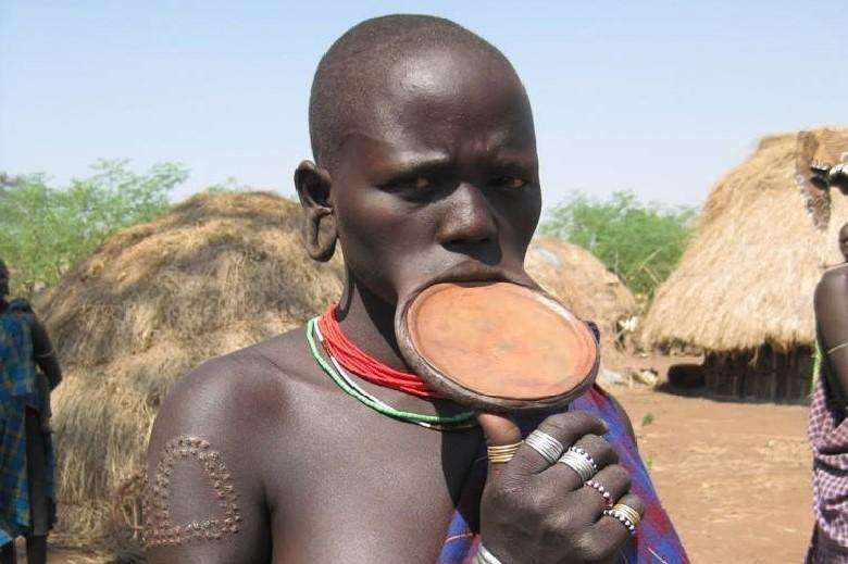 Do lip plates hurt and what does it symbolize?