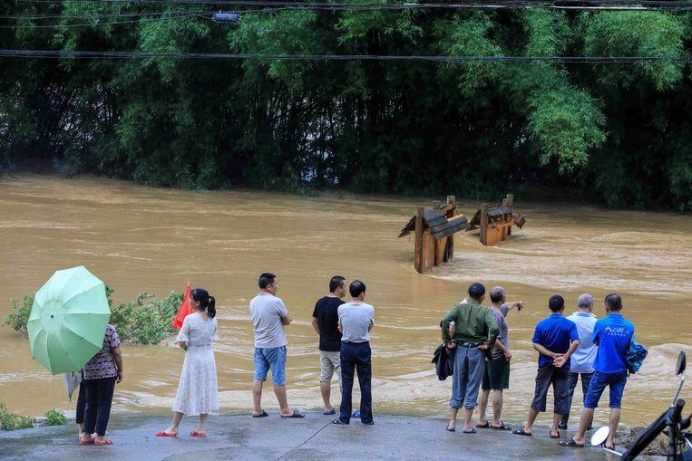  Visitors to evacuate on bamboo rafts
