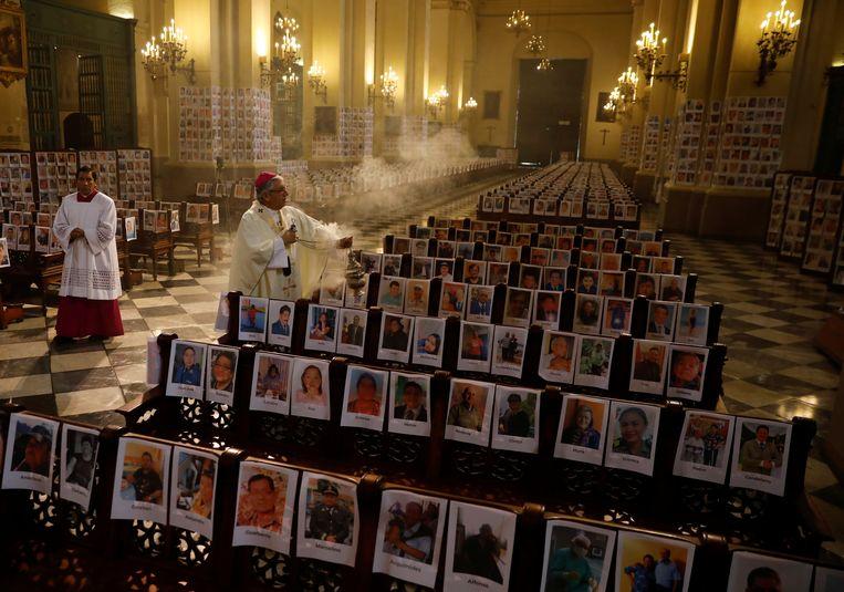 Archbishop fills cathedral with over 5,000 photos of deceased corona victims 
