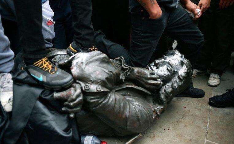 British protesters draw statue of slave trader from plinth and throw it into water