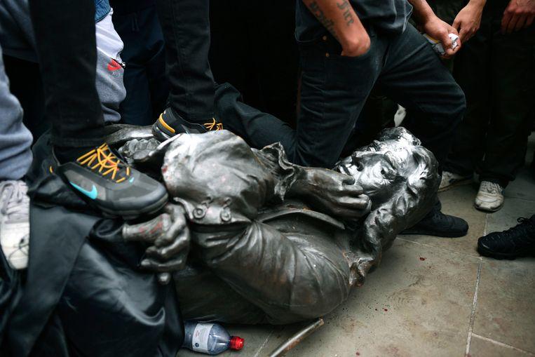 British protesters draw statue of slave trader from plinth and throw it into water