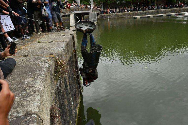 British protesters draw statue of slave trader from plinth and throw it into water