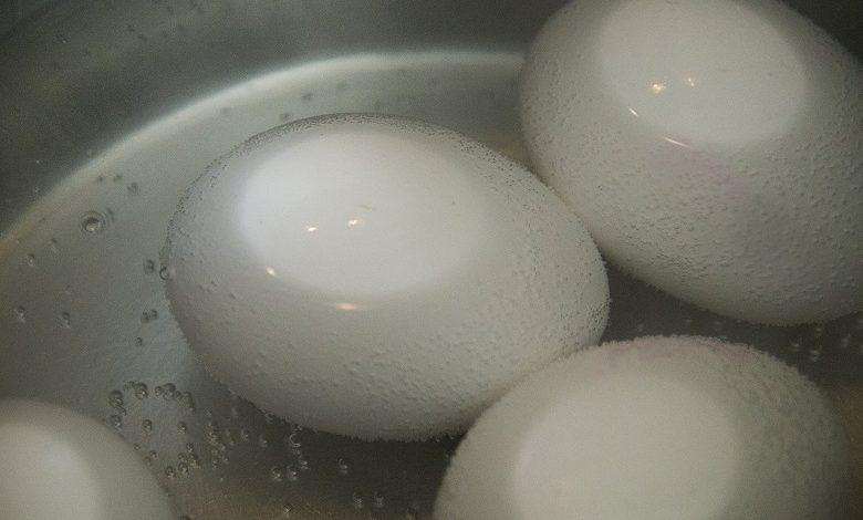 Very dangerous: Never try this while preparing eggs