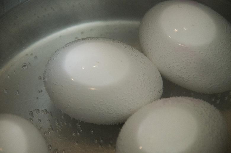 Very dangerous: Never try this while preparing eggs